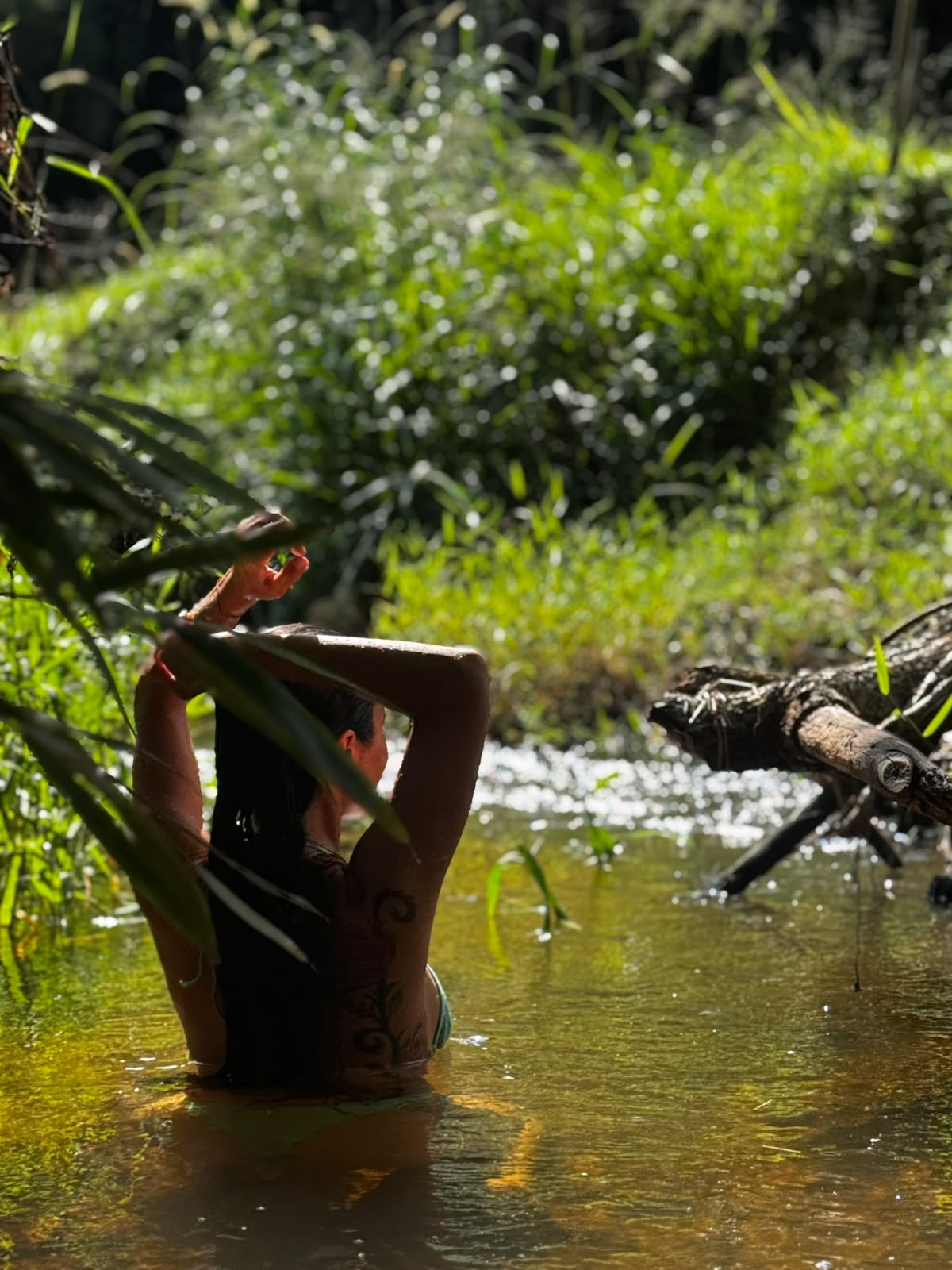 Braja Sundari em uma prática de conexão com a natureza no rio